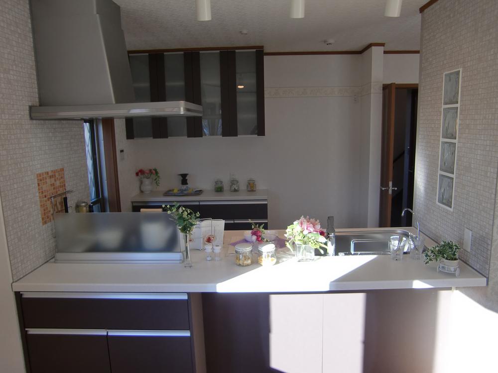 Other Equipment. The open kitchen overlooking the living room, IH heater, Dishwasher, Built-in water purifier, W1500 cup board is standard equipment. Director makes a wife that spotlight to cook. 