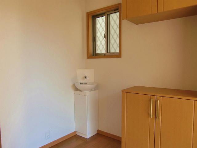 Other Equipment. Set up a corner hand washing at the door. Without entering the washroom, It is very hygienic and wash your hands as soon go home. 