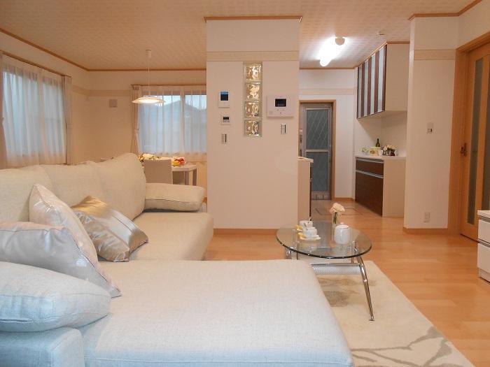 Same specifications photos (living). Living with a still be placed a large sofa room at a dining table. Also you got to come to a lot of customers, You can relax slowly. You can spend a good time with family. 