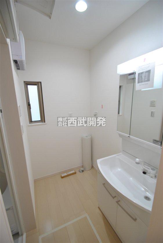 Wash basin, toilet. Building 2