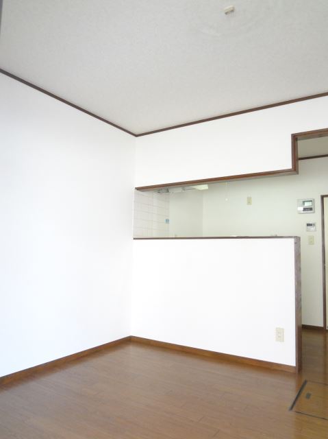 Living and room. Living is a wide 9 Pledge.