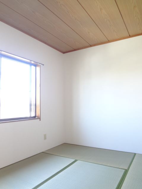 Living and room. Day is a good Japanese-style room.