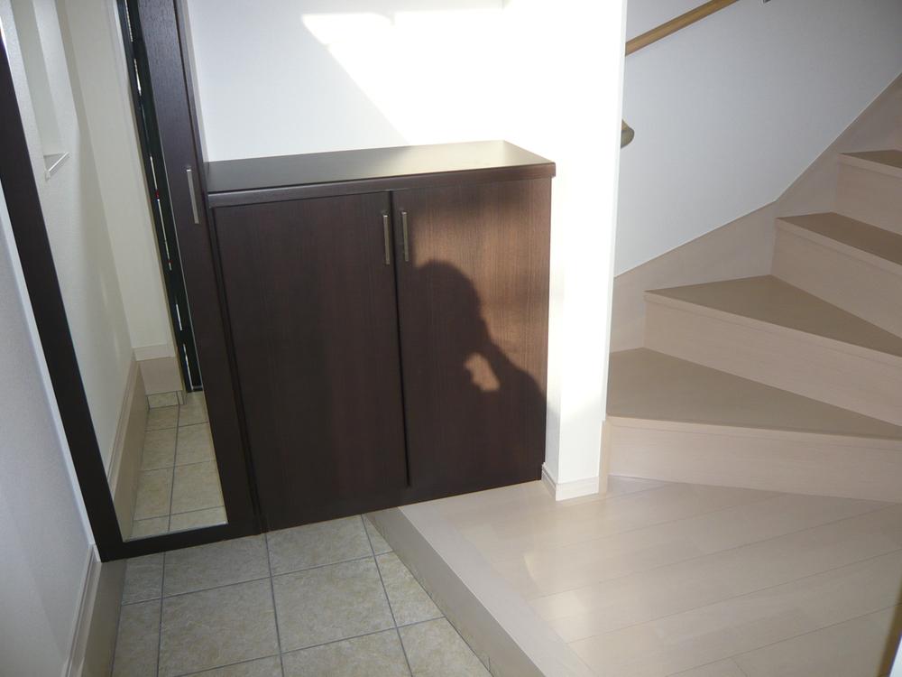 Entrance. □ 1 Building entrance ~