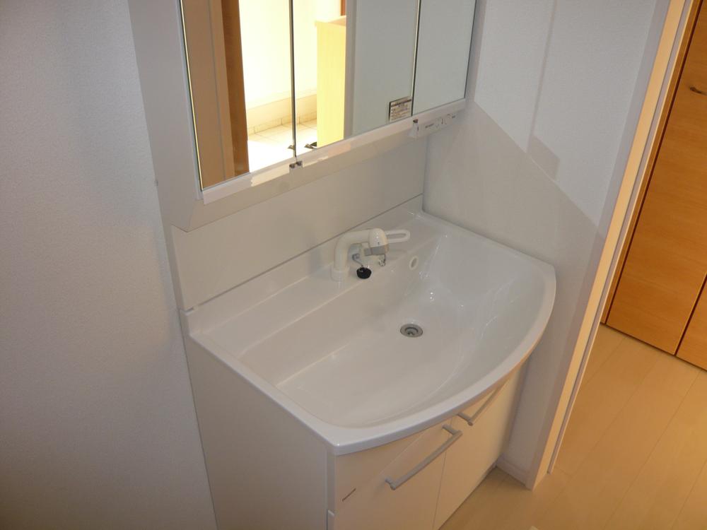 Wash basin, toilet. □ Building 2 _3-surface mirror washroom ~