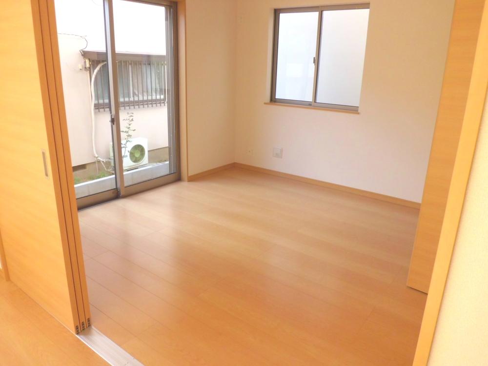 Other introspection. Local (12 May 2013) shooting 1F Western-style photo