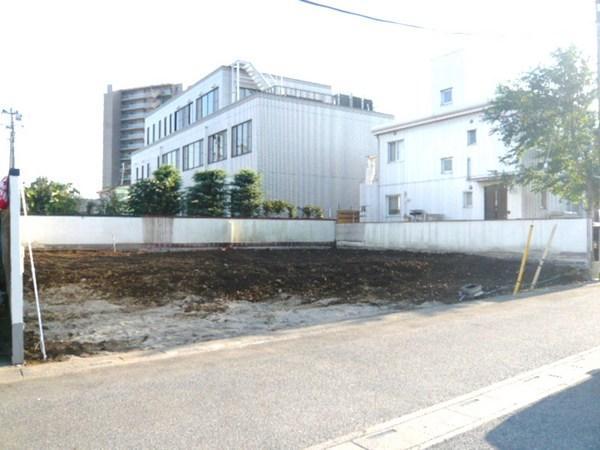 Local photos, including front road. Local (11 May 2013) Shooting