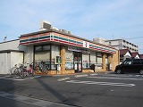 Convenience store. 250m to Seven-Eleven (convenience store)