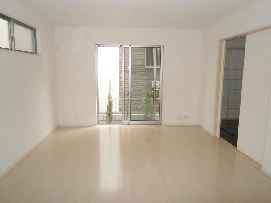 Living. Was building completed. Such as the actual image from per yang, We have to wait all the time so you can see directly. 