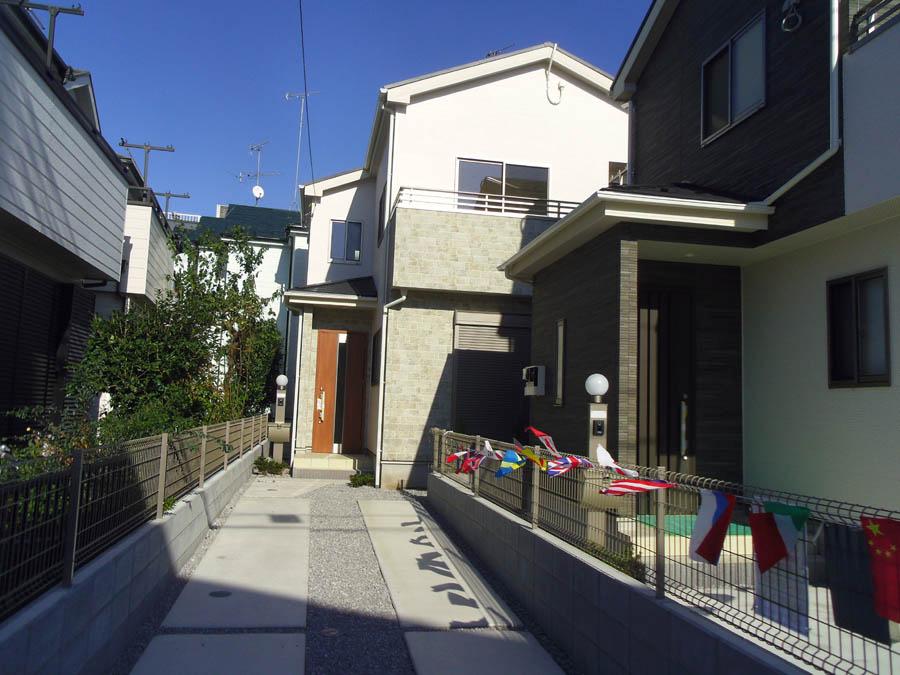 Local photos, including front road. Was building completed. Such as the actual image from per yang, We have to wait all the time so you can see directly. 