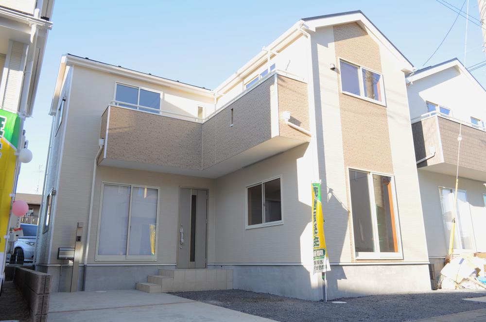 Local appearance photo. Equipped with car space of parallel 2 cars. O'clock winter of 16, even bright property facing the southeast road boasts this day (Building 2 ・ 2013 November) shooting