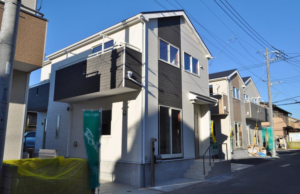 Local appearance photo. Car space 2 cars and equipped with solar power generation system. Sunny properties that southeast side facing the road. (1 Building ・ 2013 November) shooting