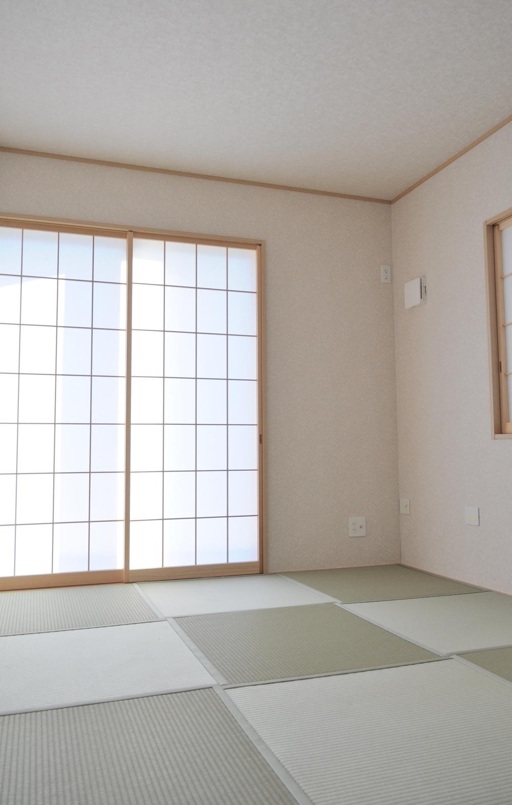 Non-living room. Bright two-sided lighting Japanese-style room (Building 3 ・ 2013 November) shooting