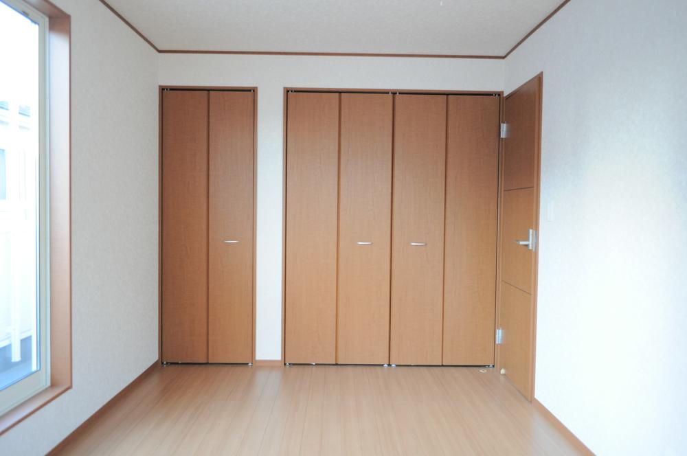 Non-living room. The second floor of a Western-style, complete with storage of wall-to-wall (1 Building ・ 2013 November) shooting