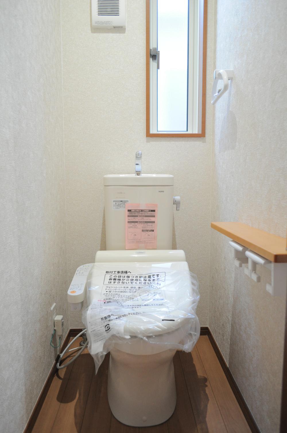 Toilet. Lid opens automatically toilet (Building 3 ・ 2013 November) shooting