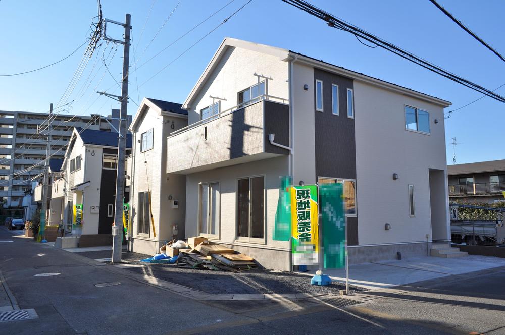 Local photos, including front road. Located in the calm residential area (November 2013) Shooting