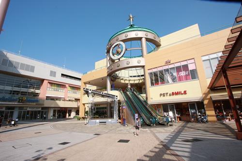 Shopping centre. About 14 minutes 1100m walk to Stella Town ■ 110 specialty stores and restaurants large shopping center