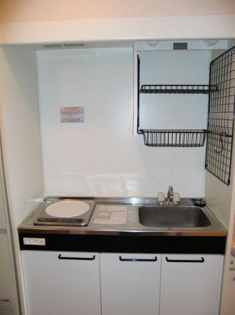 Kitchen. IH stove comes with a 1-neck in the kitchen. 