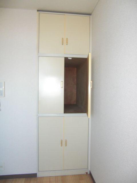 Receipt. Also it comes with a closet. 