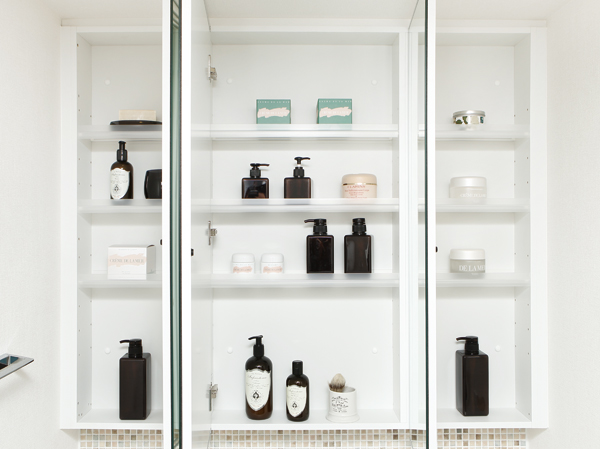 Bathing-wash room.  [Three-sided mirror back storage] Three-sided mirror of the wash room is equipped with a large storage on the back. For convenient storage, such as cleansing products and cosmetics.