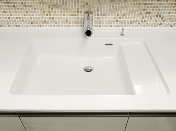Bathing-wash room.  [Counter-integrated basin bowl] Since there is no joint between the counter, Not likely to remain in dirt, Easy to clean. Clean design is also attractive.