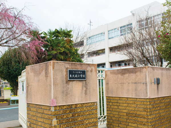 Surrounding environment. Municipal Higashionari Elementary School (8-minute walk ・ About 570m)