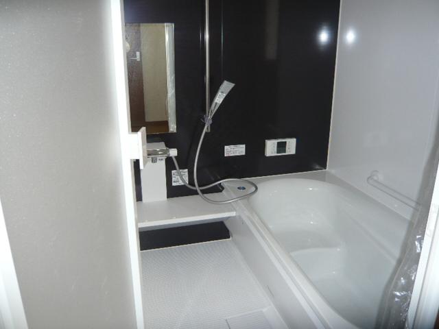 Bathroom. ◇ has spacious 1 pyeong size bathroom!