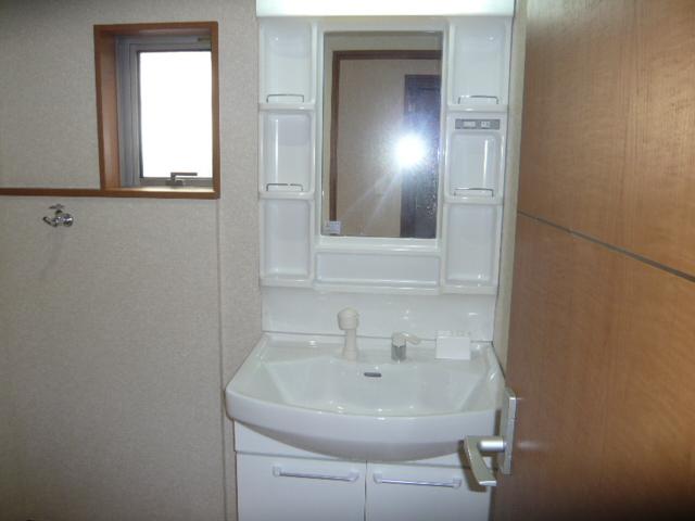 Wash basin, toilet. ◇ It is the washstand!