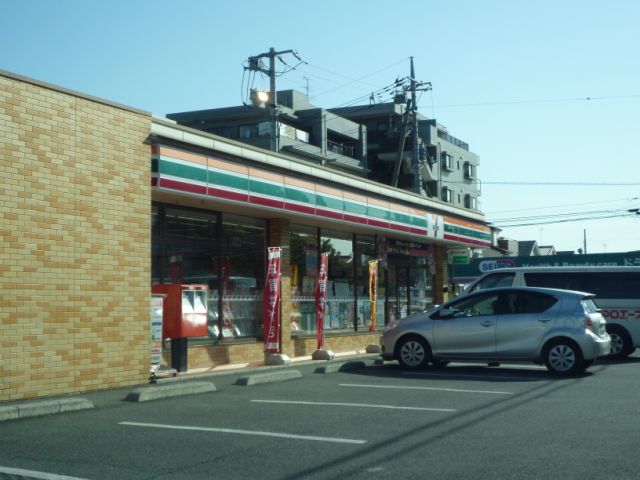 Convenience store. 450m to Seven-Eleven (convenience store)