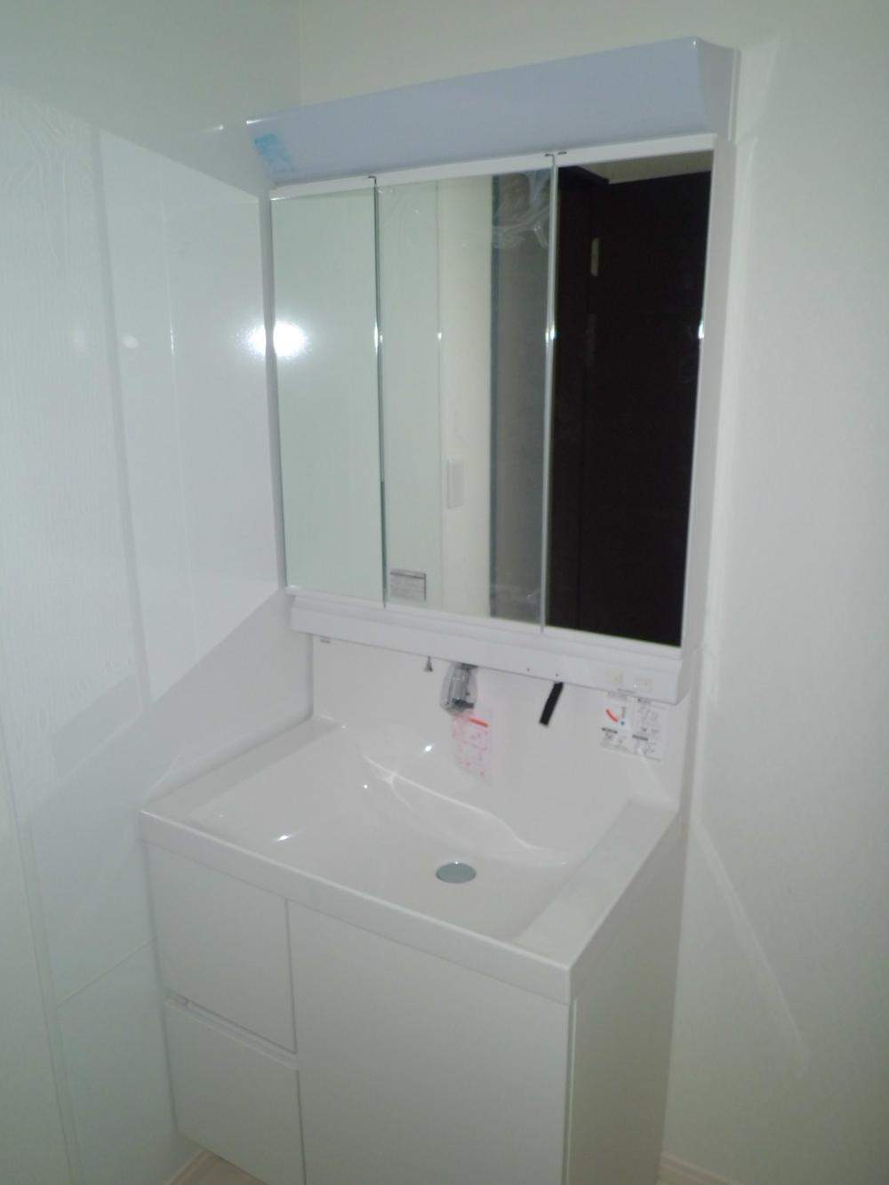 Wash basin, toilet. Vanity of the room (11 May 2013) shooting of course three-sided mirror