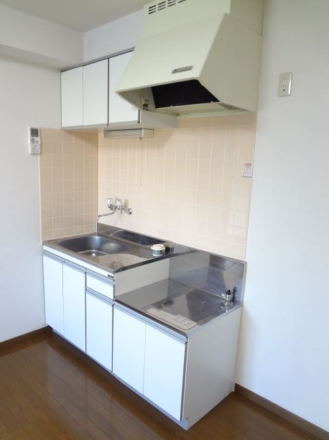 Kitchen. Clean kitchen! Once please see. 