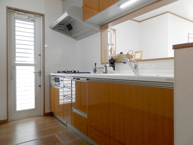 Kitchen. Adopt a system kitchen with a dishwasher dryer! Also, Since the face-to-face kitchen also impetus conversation with your family (1 Building).