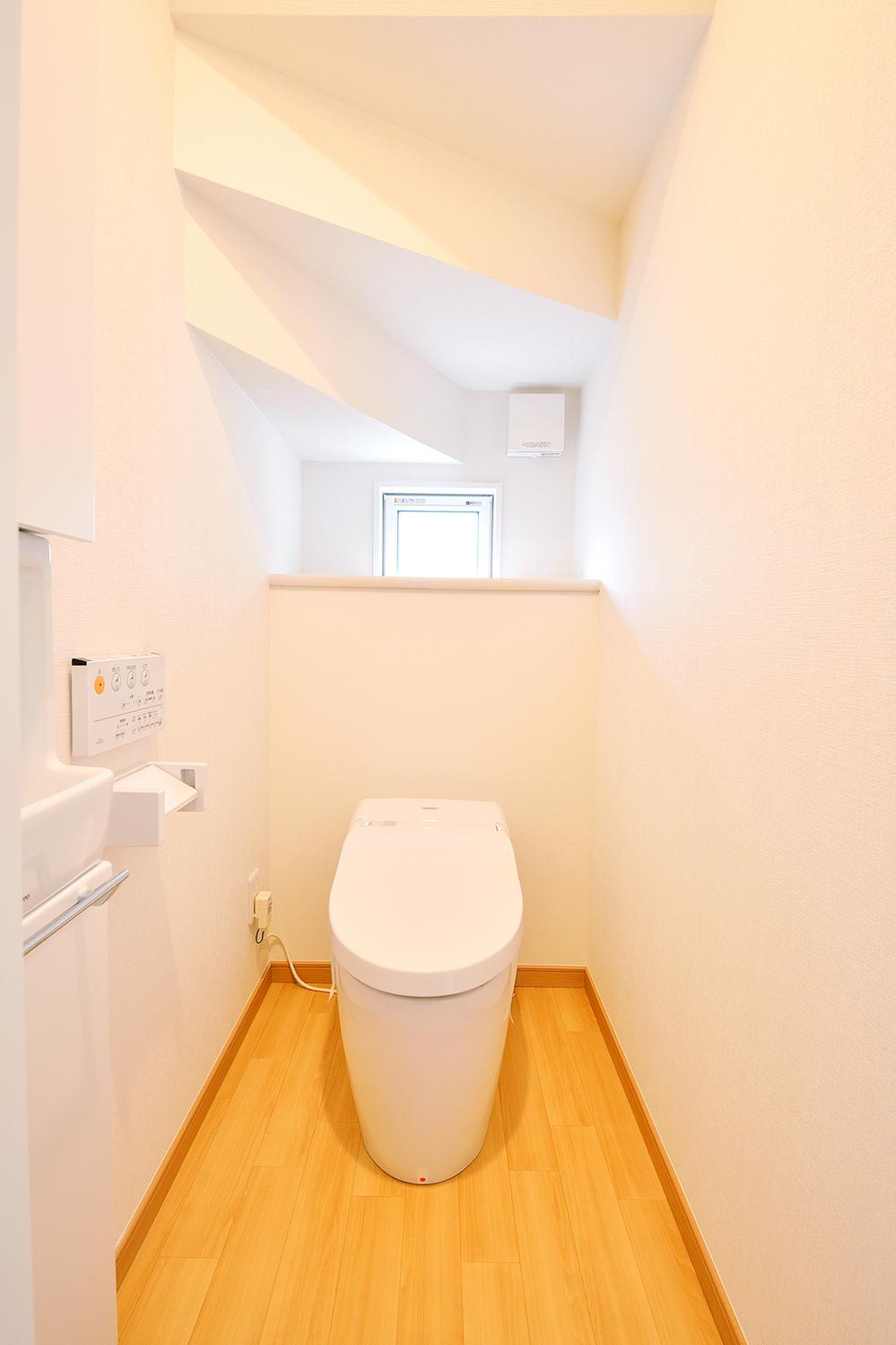 Toilet. It is a high-function toilet with auto open and close automatic cleaning function (5 Building).