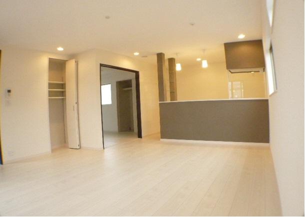 Living. Local (11 May 2013) Shooting Spacious living in a modern and white tones You full of bright and airy