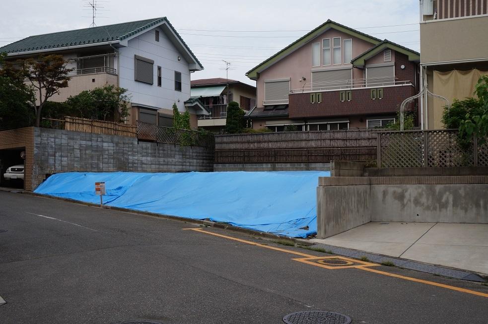Local land photo. Local (August 2013) hill large compartment that faces the shooting south 6.6m public road. Day ・ Is the living environment of good land.
