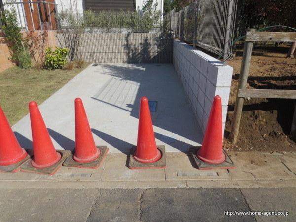 Parking lot. Parking space is also spacious