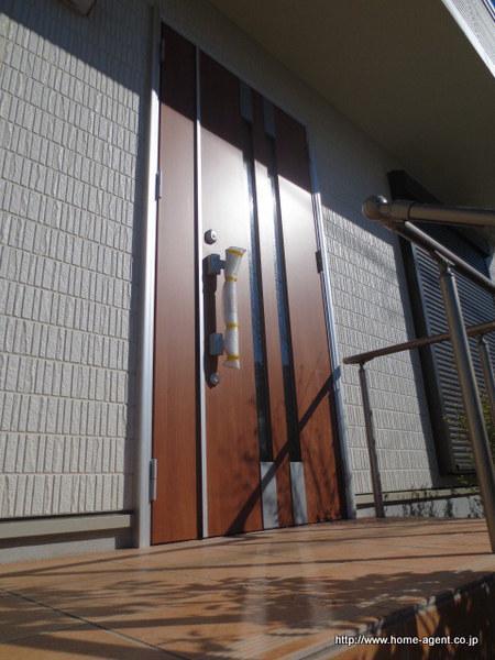 Entrance. Crime prevention measures already entrance door