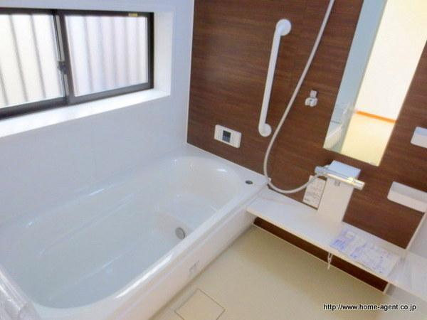 Bathroom. Loose extensible bath feet
