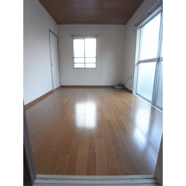 Living and room. Western-style 6 Pledge