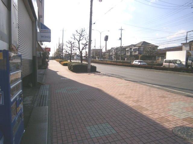 Local photos, including front road. Frontal road