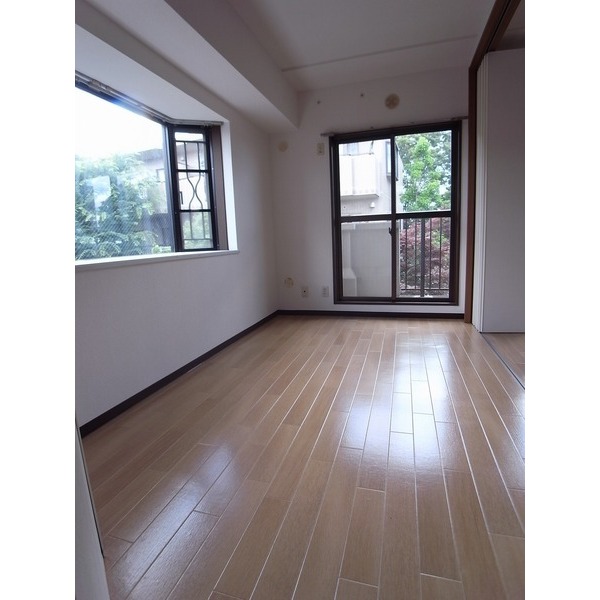 Living and room. Western-style 10 Pledge