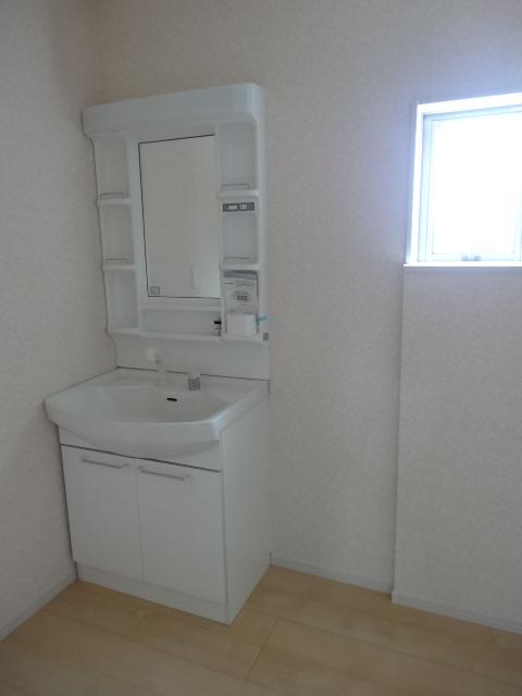 Wash basin, toilet. 1 Building: Indoor (13 May 2013) Shooting