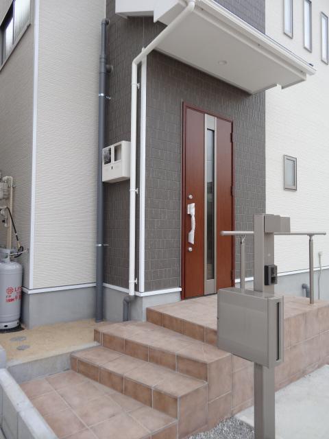 Entrance. Building 2: local (December 2013) Shooting