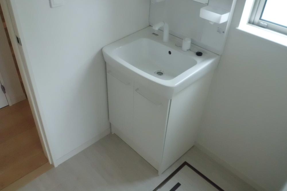 Wash basin, toilet. Wash basin with a shower of big success in the morning of the dressing