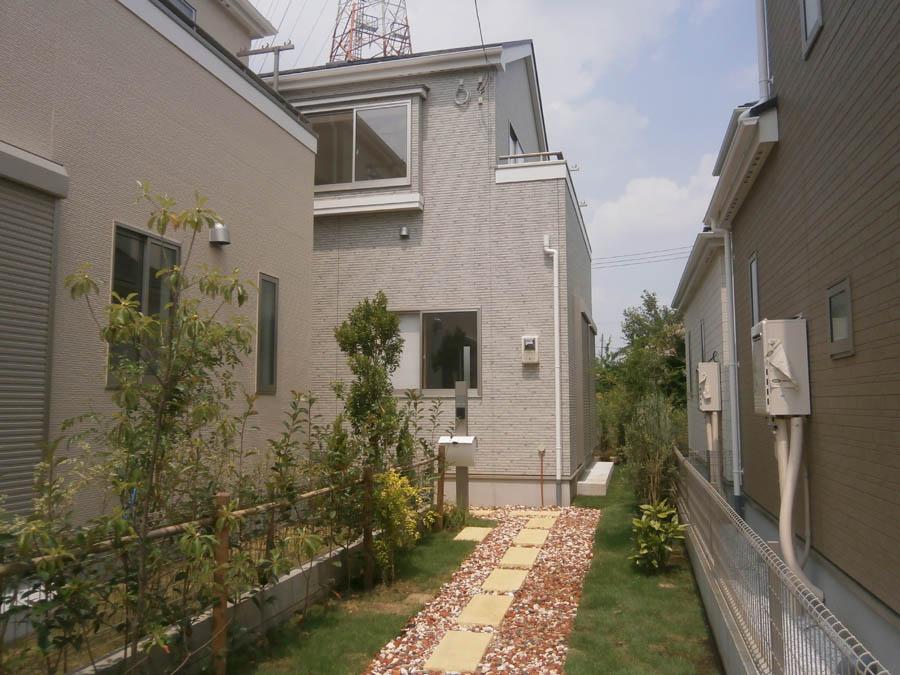 Local photos, including front road. D Building Was building completed. Such as the actual image from per yang, We have to wait all the time so you can see directly. 