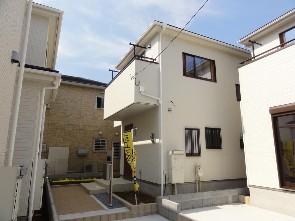 Local appearance photo. Local (11 May 2013) Shooting 1 Building: site 38.6 square meters Building 32 square meters Car space two Allowed Face-to-face kitchen