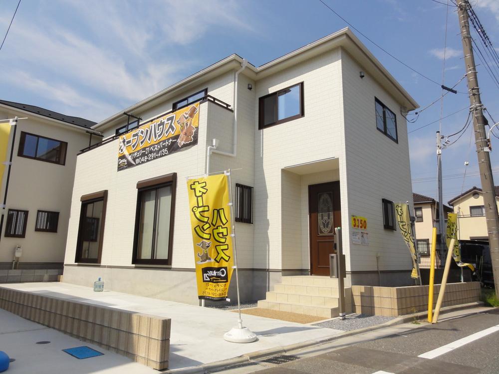 Local appearance photo. Local (11 May 2013) Shooting  Building 2: Zenshitsuminami direction Site 35.8 square meters Building 32 square meters Car space two Allowed Face-to-face kitchen