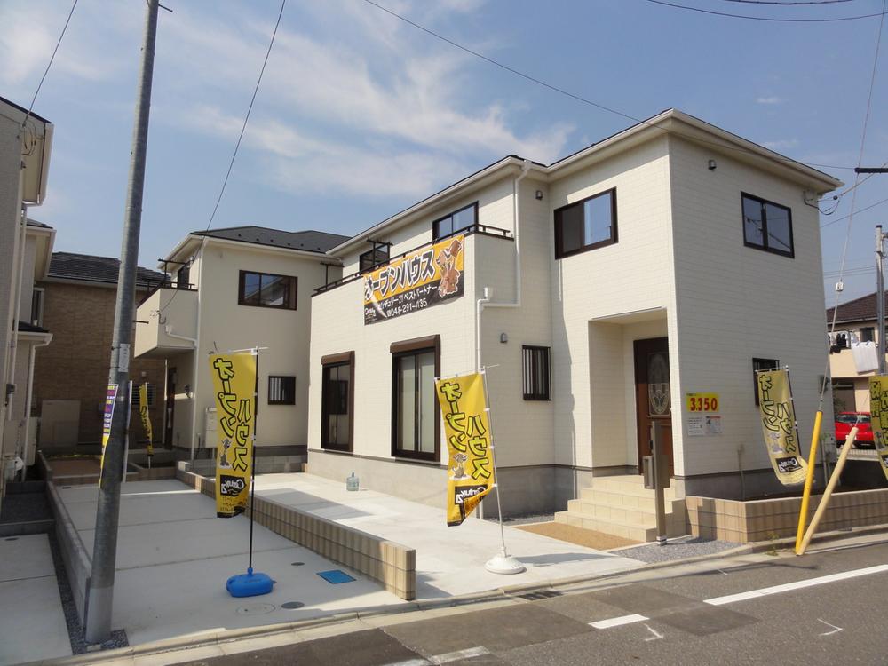 Local photos, including front road. Local (11 May 2013) Shooting 1, 2 Building Front 6m public road Garage Rakkuraku