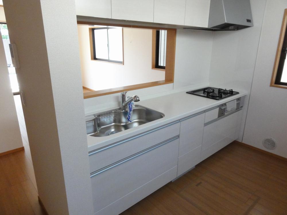 Kitchen. Indoor (11 May 2013) Shooting Building 3 Face-to-face kitchen Water purifier integrated faucet  ☆ Facing south of the bright kitchen. 