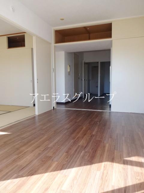 Living and room. 6 Pledge Western-style