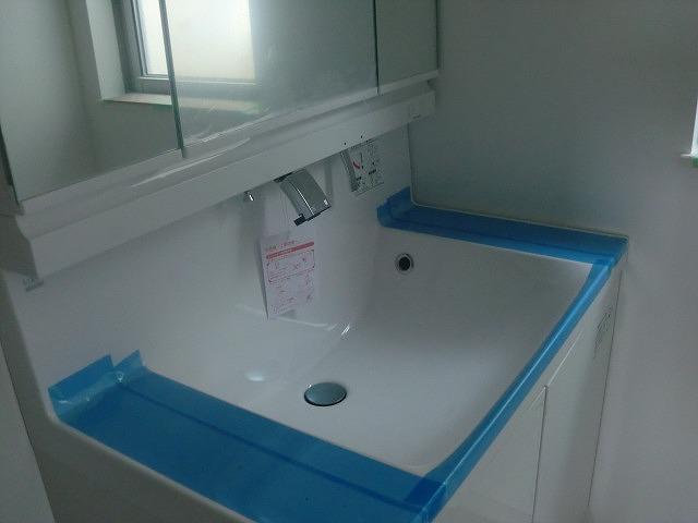 Wash basin, toilet. Indoor (12 May 2013) Shooting